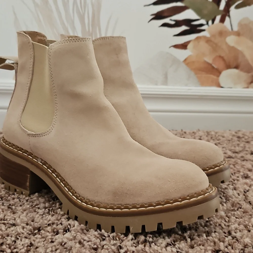 Bertuchi Cream Lug Sole Chelsea Boots, Suede, Euro Made, Sz. 38, US Women's 7.5 - Picture 2 of 6